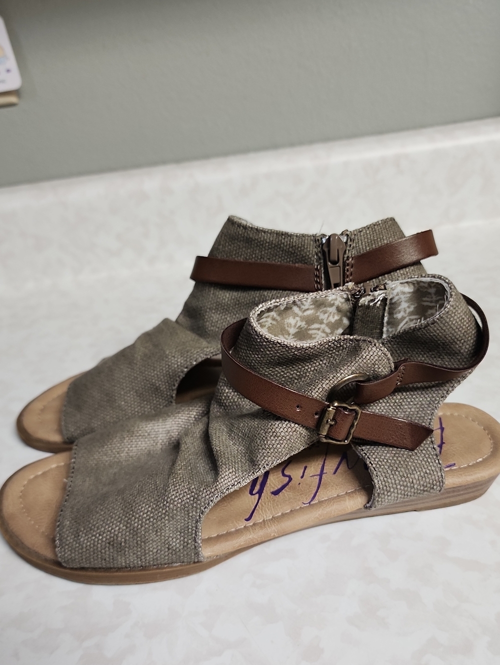 Blowfish Women’s Open-Toe Ankle Sandals with Brown Strap 7.5 number 228